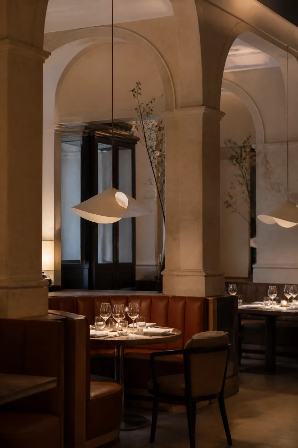 Salle urbaine en pierre et banquettes, création visuelle IA