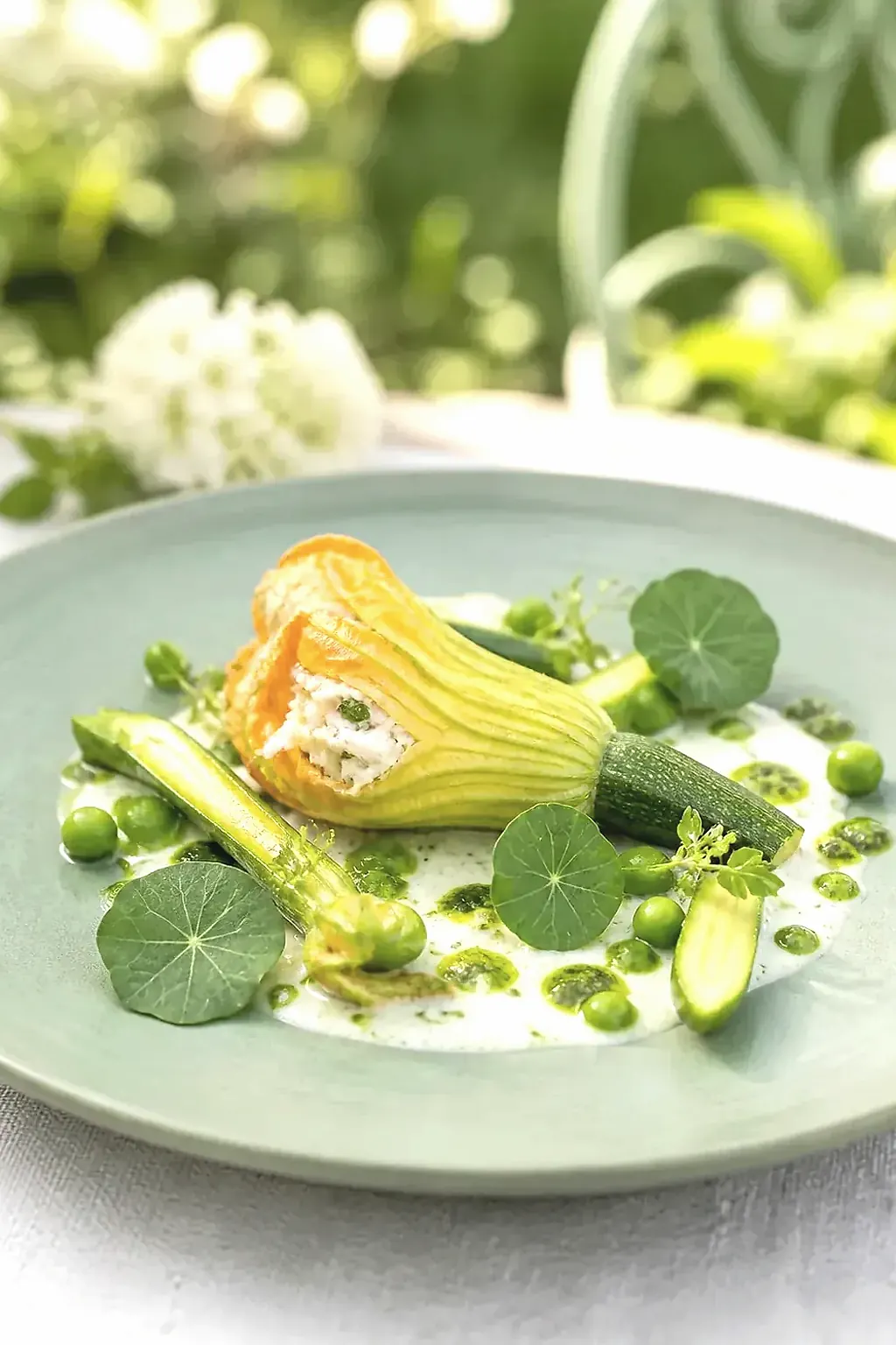 Courge, pois chiche, sauce herbacée, création signature imaginaire de Les Jardins de Pierre Blanche, visuel IA