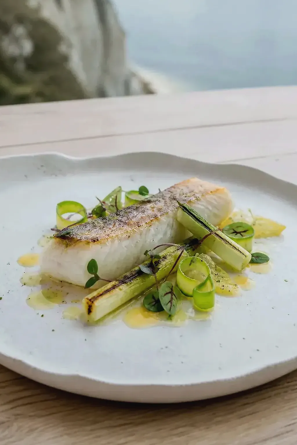 Turbot, poireau, beurre d’algues, création signature imaginaire de La Falaise des Oiseaux, visuel IA