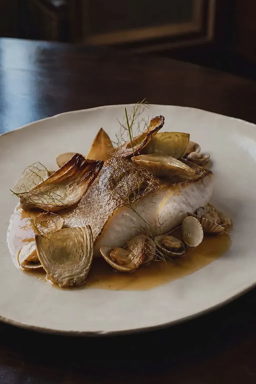Turbot, artichaut, jus de coquillages, création signature imaginaire de Le Goéland d’Opaline, visuel IA