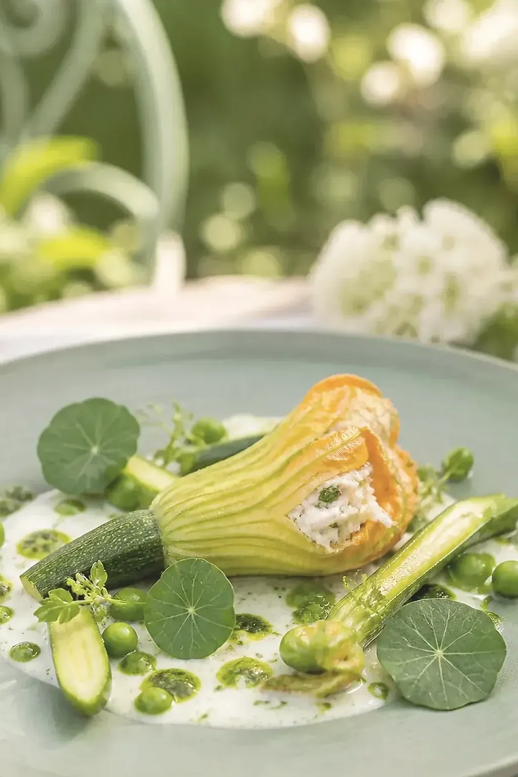 Céleri, lentille, jus de champignon, création signature imaginaire de Le Jardin des Silences, visuel IA