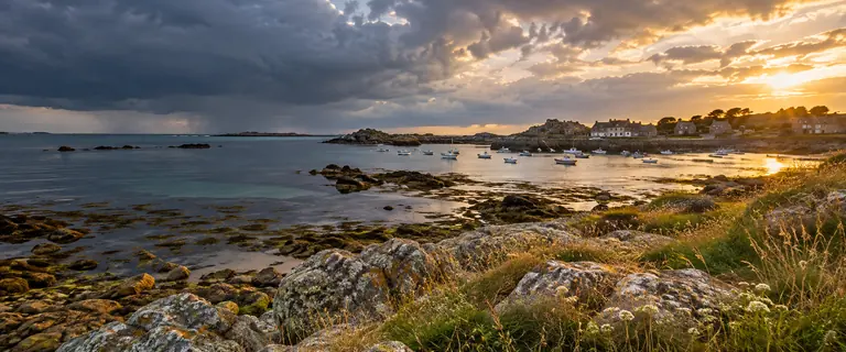 Évocation illustrée d’un port et d’un rivage rocheux du Cotentin